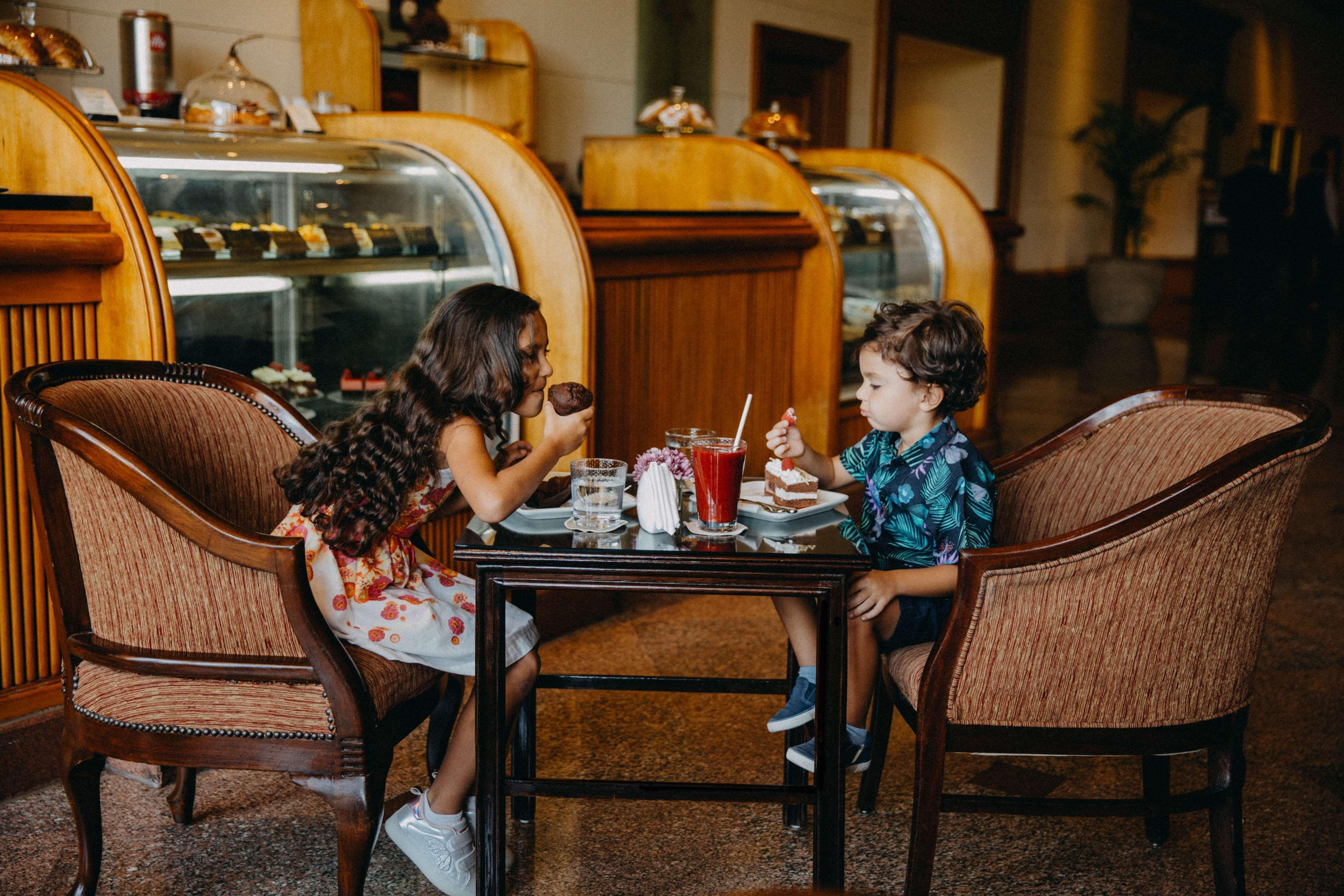Sofitel Cairo Downtown Nile Ξενοδοχείο Εξωτερικό φωτογραφία Children eating at a restaurant