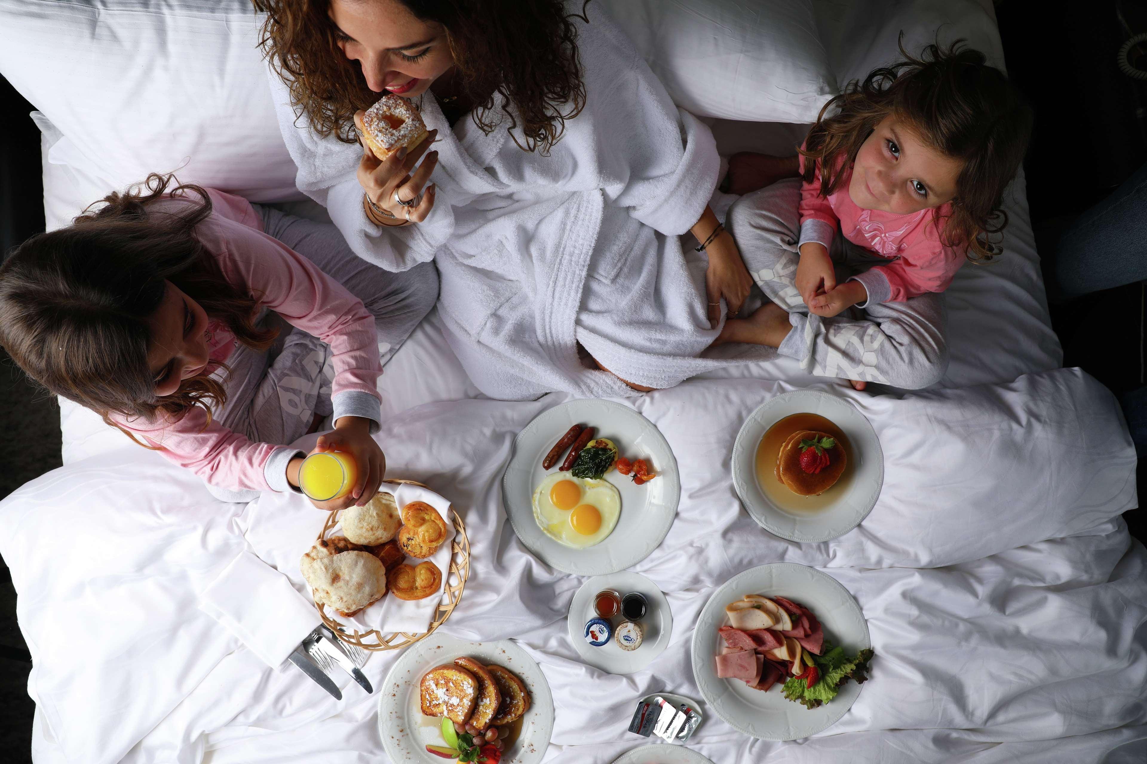 Sofitel Cairo Downtown Nile Ξενοδοχείο Εξωτερικό φωτογραφία A family breakfast in bed