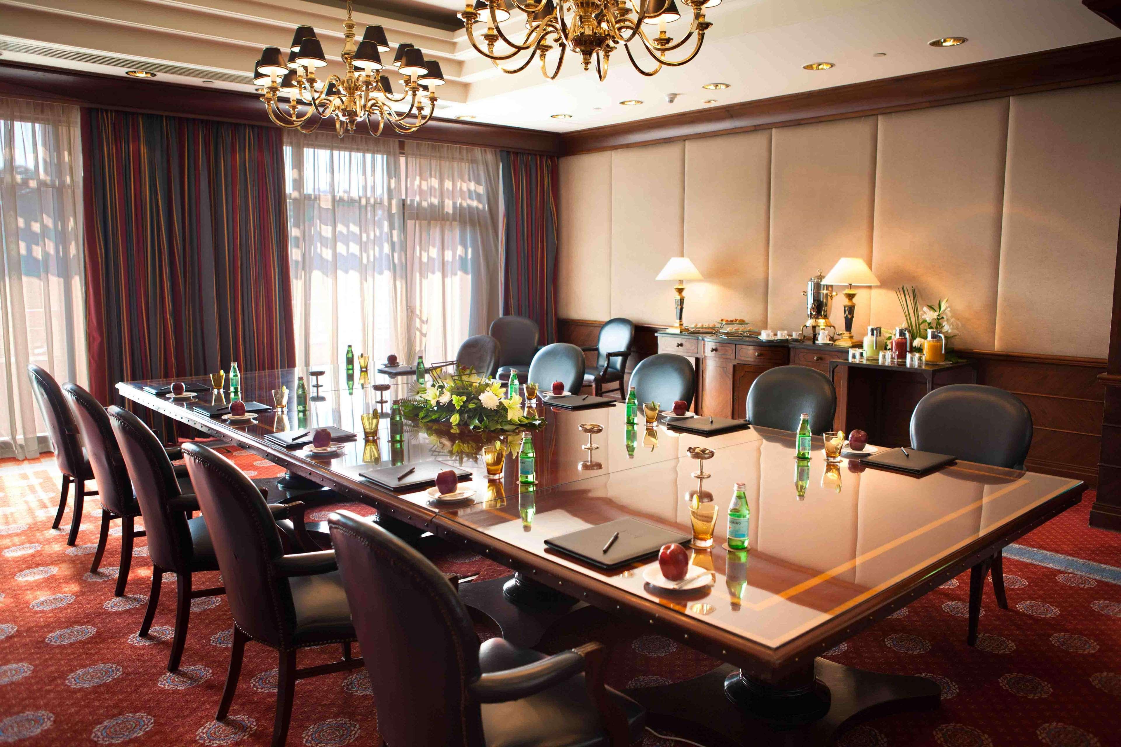 Sofitel Cairo Downtown Nile Ξενοδοχείο Ανέσεις φωτογραφία The boardroom at the hotel