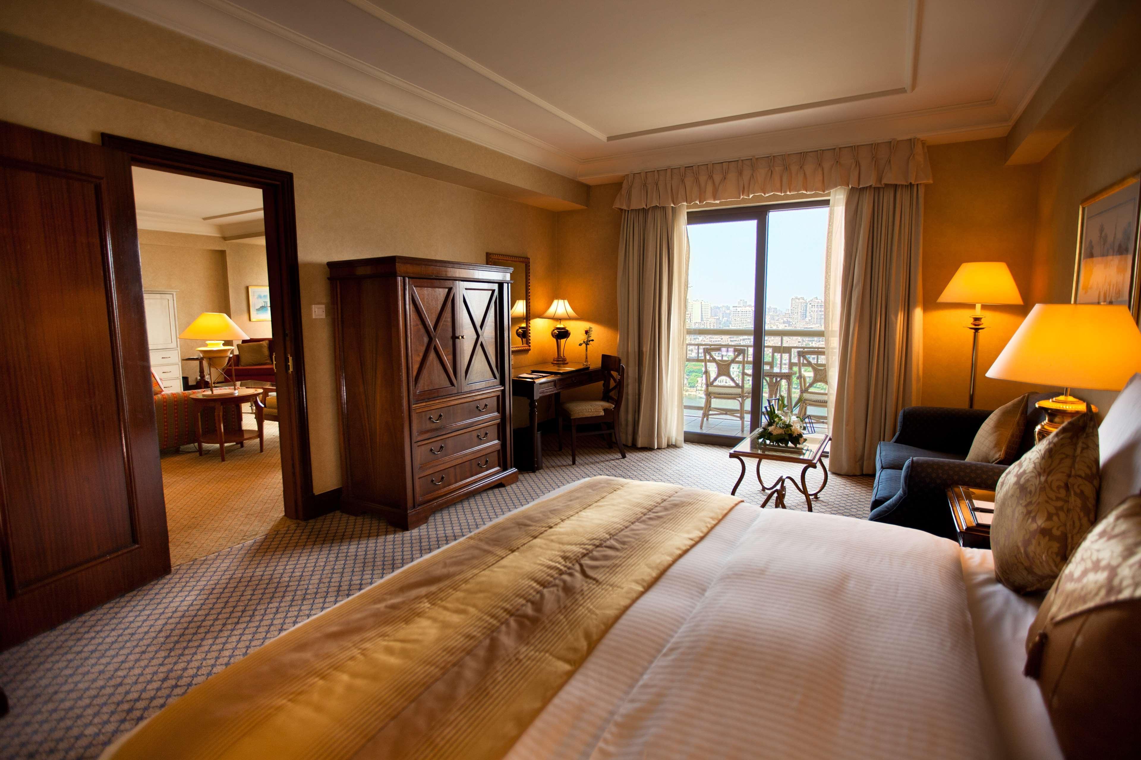 Sofitel Cairo Downtown Nile Ξενοδοχείο Δωμάτιο φωτογραφία A suite at the Four Seasons Hotel, Cairo