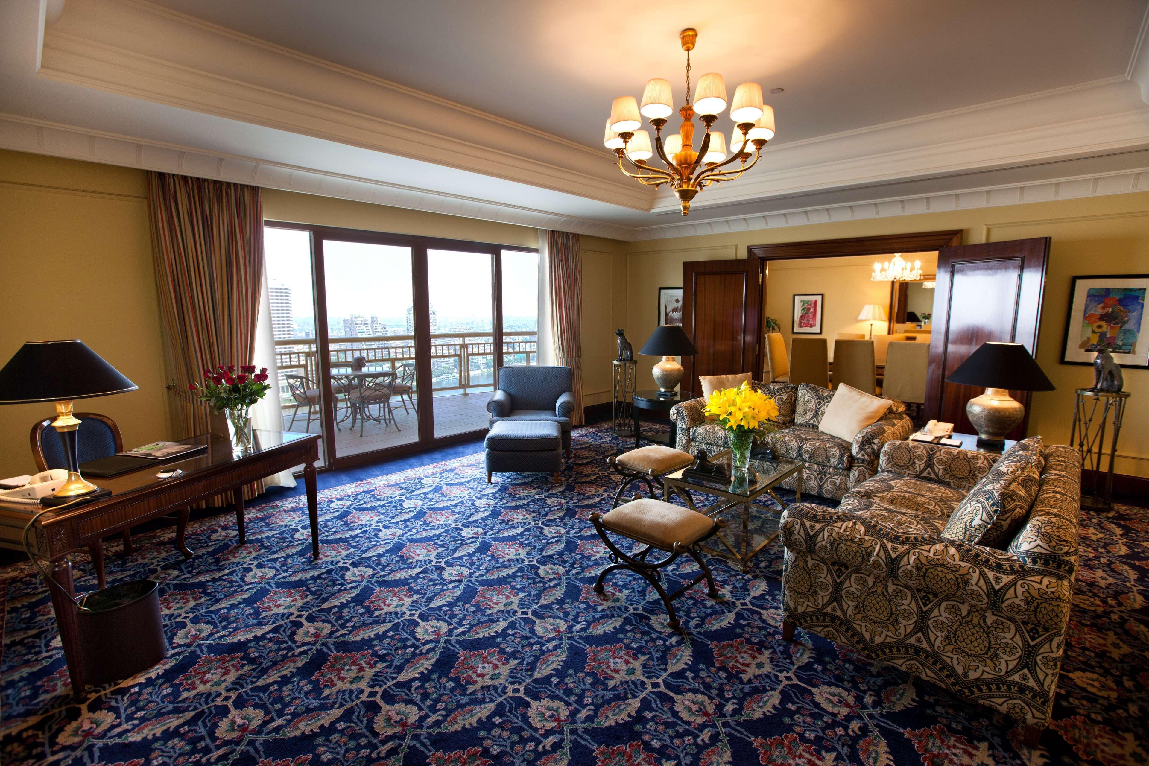 Sofitel Cairo Downtown Nile Ξενοδοχείο Δωμάτιο φωτογραφία A suite at the InterContinental