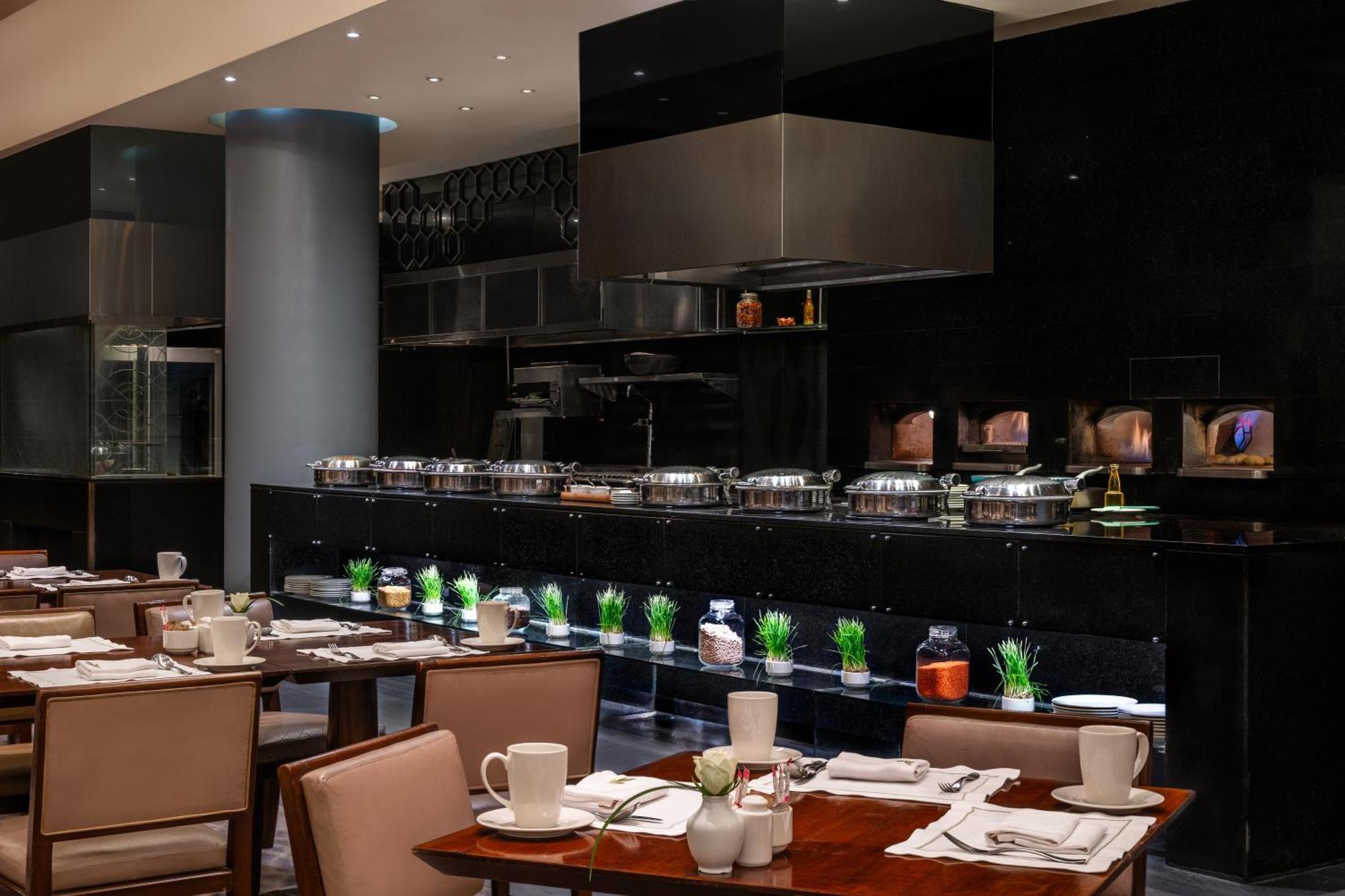 Sofitel Cairo Downtown Nile Ξενοδοχείο Εξωτερικό φωτογραφία The restaurant