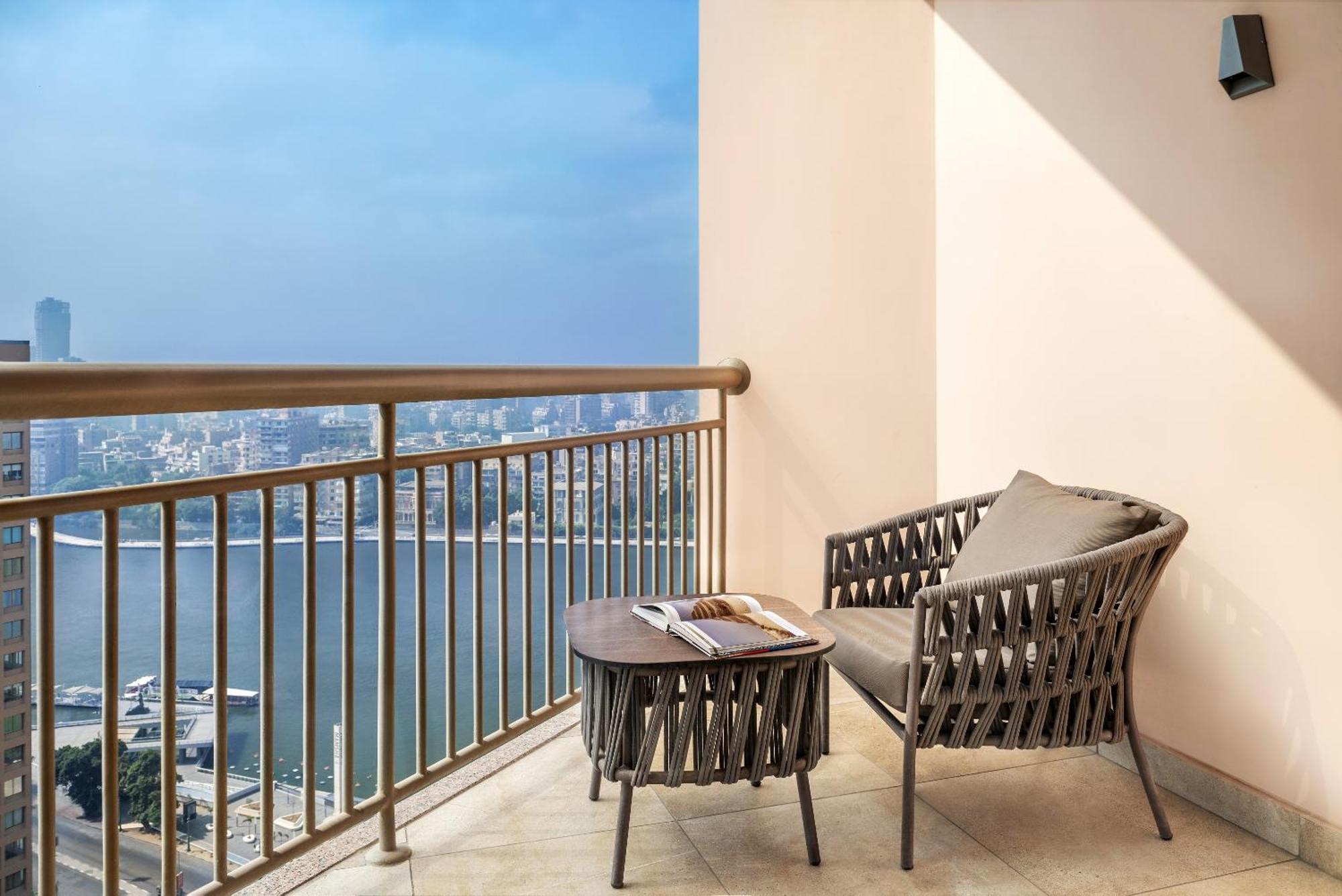 Sofitel Cairo Downtown Nile Ξενοδοχείο Εξωτερικό φωτογραφία A balcony